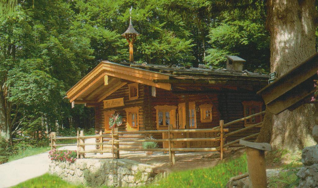 Almbruennerl Die Almhuette Auf Der Raffner Alm Ruhpolding Bilik gambar