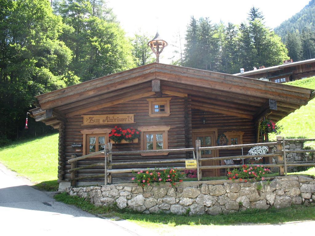 Almbruennerl Die Almhuette Auf Der Raffner Alm Ruhpolding Bilik gambar